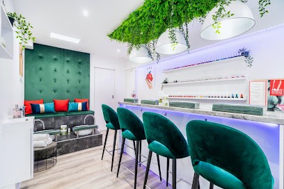POMME ROUGE Nail Bar & Permanent Make-up, Institut de Beauté à Paris 03