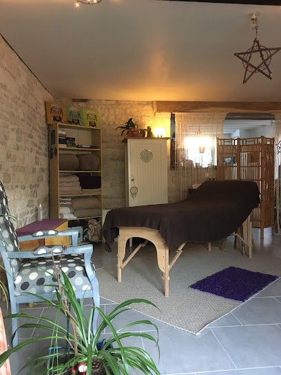 Émilie Barreau, Witch Of Light, Esthéticienne à Secondigné-sur-Belle