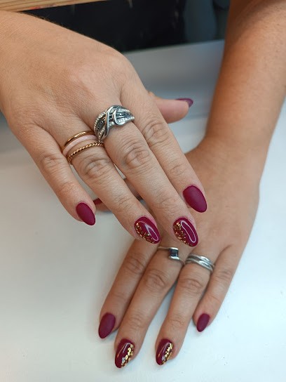 Lana courtois Prothésiste Ongulaire et Maquillage Permanent, Institut de Beauté à Saint-Ybard