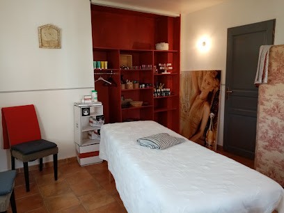 Le phoenix, Esthéticienne à Castellane