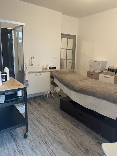 Minutieuse, Esthéticienne à Saint-Bernard