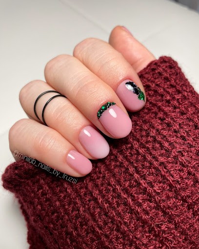 Minilab Nails By Fruzsi, Institut de Beauté à Saint-Denis-lès-Bourg