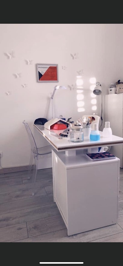 La pose de Laurine, Institut de Beauté à Châlons-en-Champagne