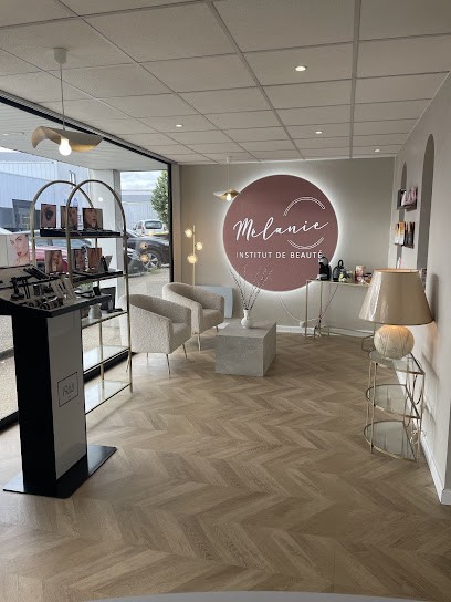 Melanie C, Esthéticienne à Séné